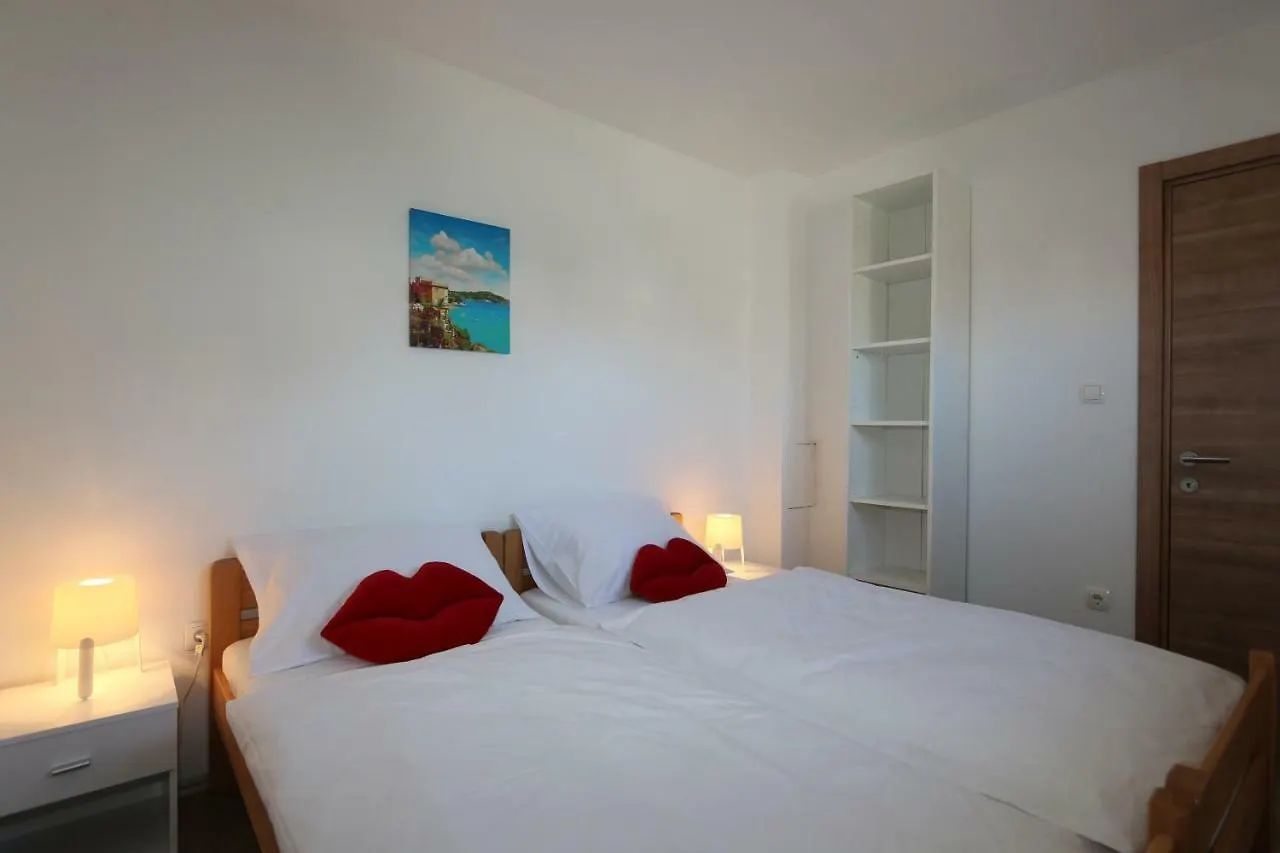 Apartman Ema Malinska 0*,  Croatia
